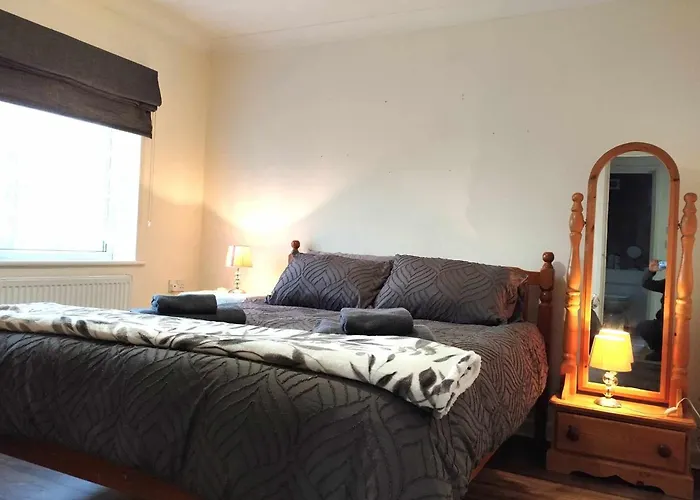 3Br House In Convenient Location-Ample Parking