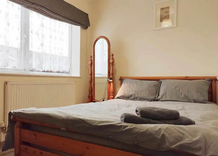 3Br House In Convenient Location-Ample Parking