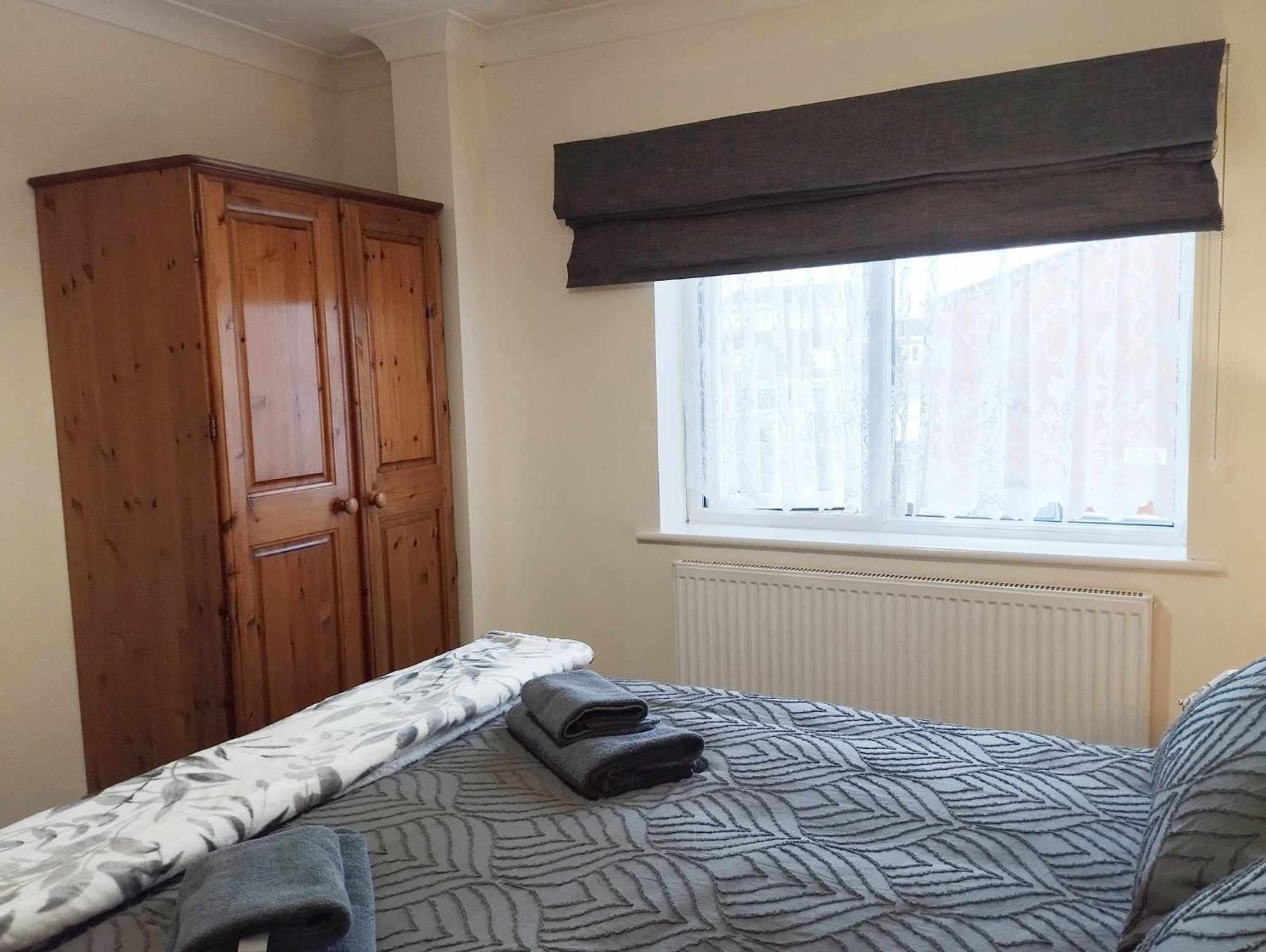 3br House In Convenient Location-ample Parking *