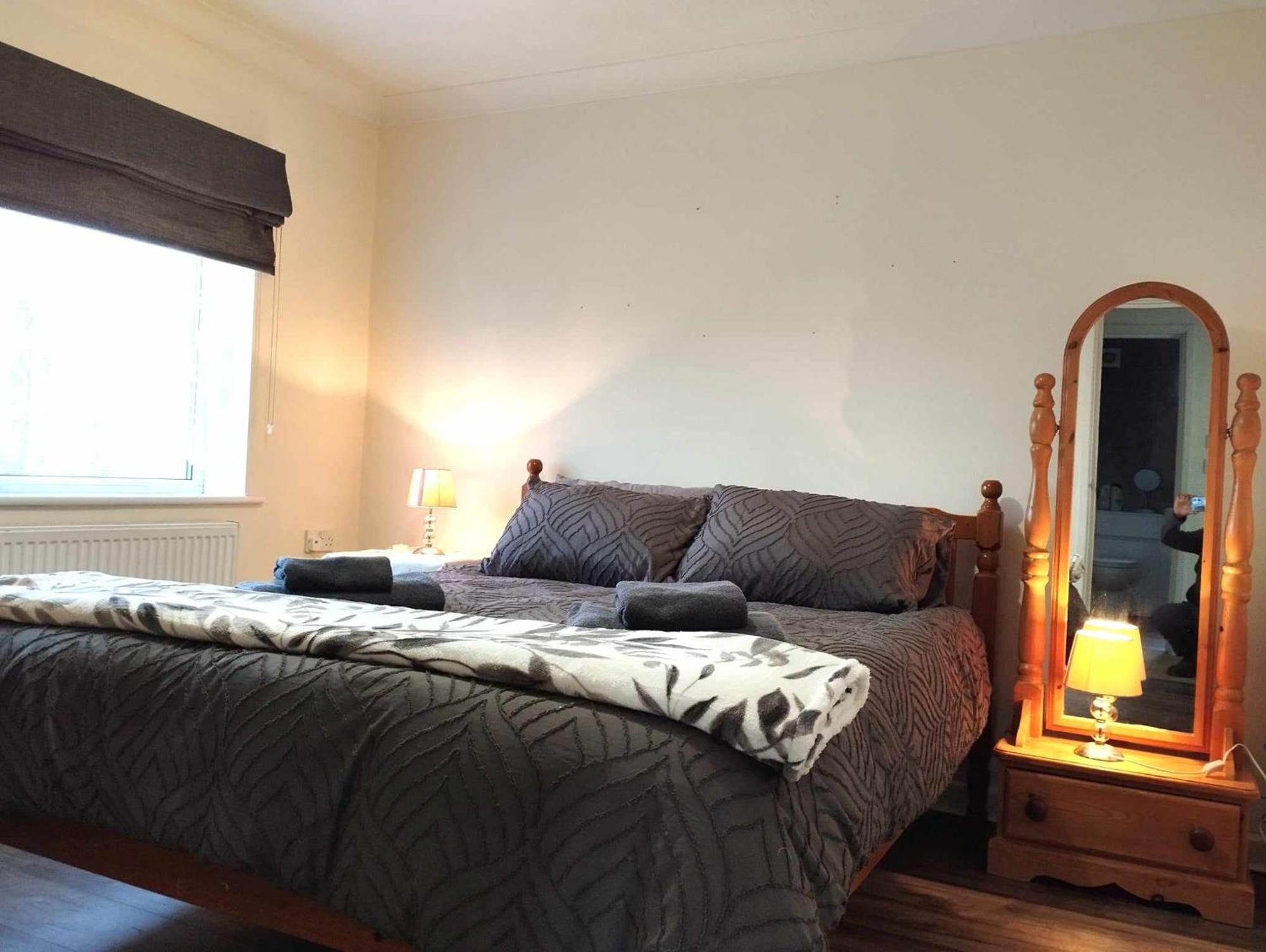 3br House In Convenient Location-ample Parking *