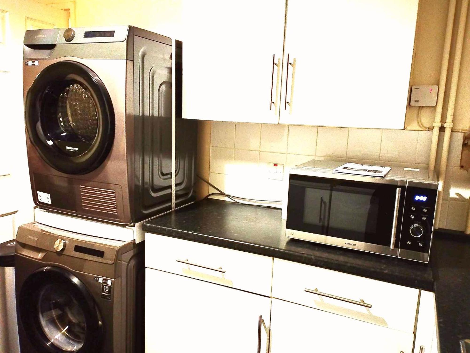 3br House In Convenient Location-ample Parking Holiday home