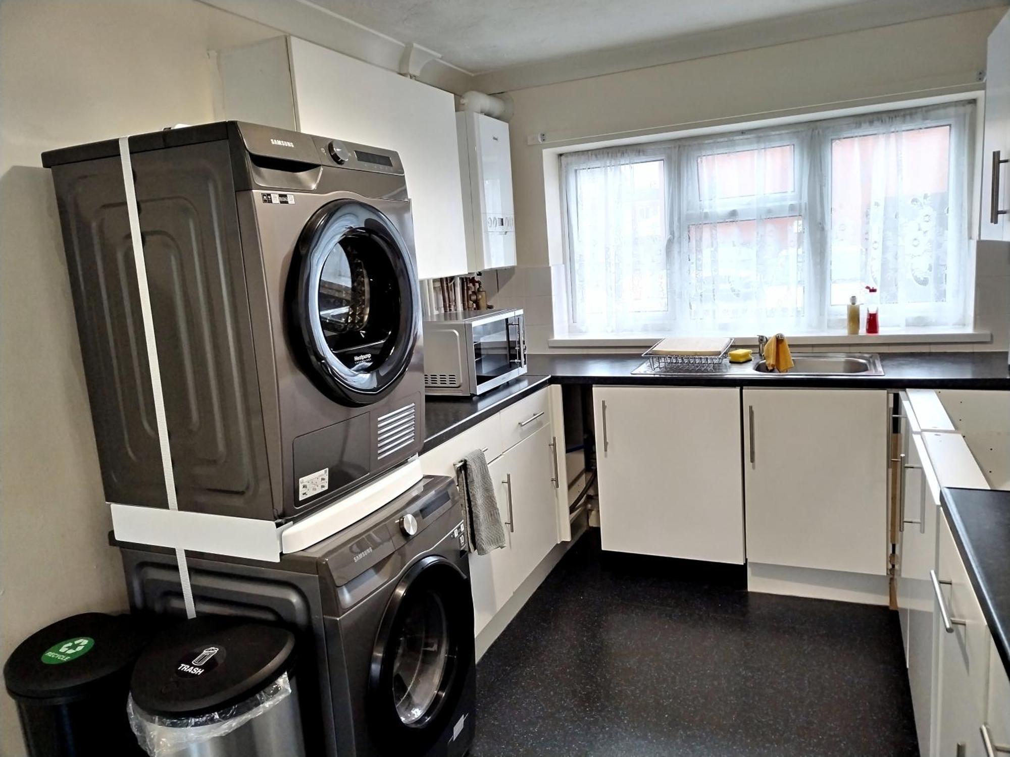 Holiday home 3br House In Convenient Location-ample Parking *