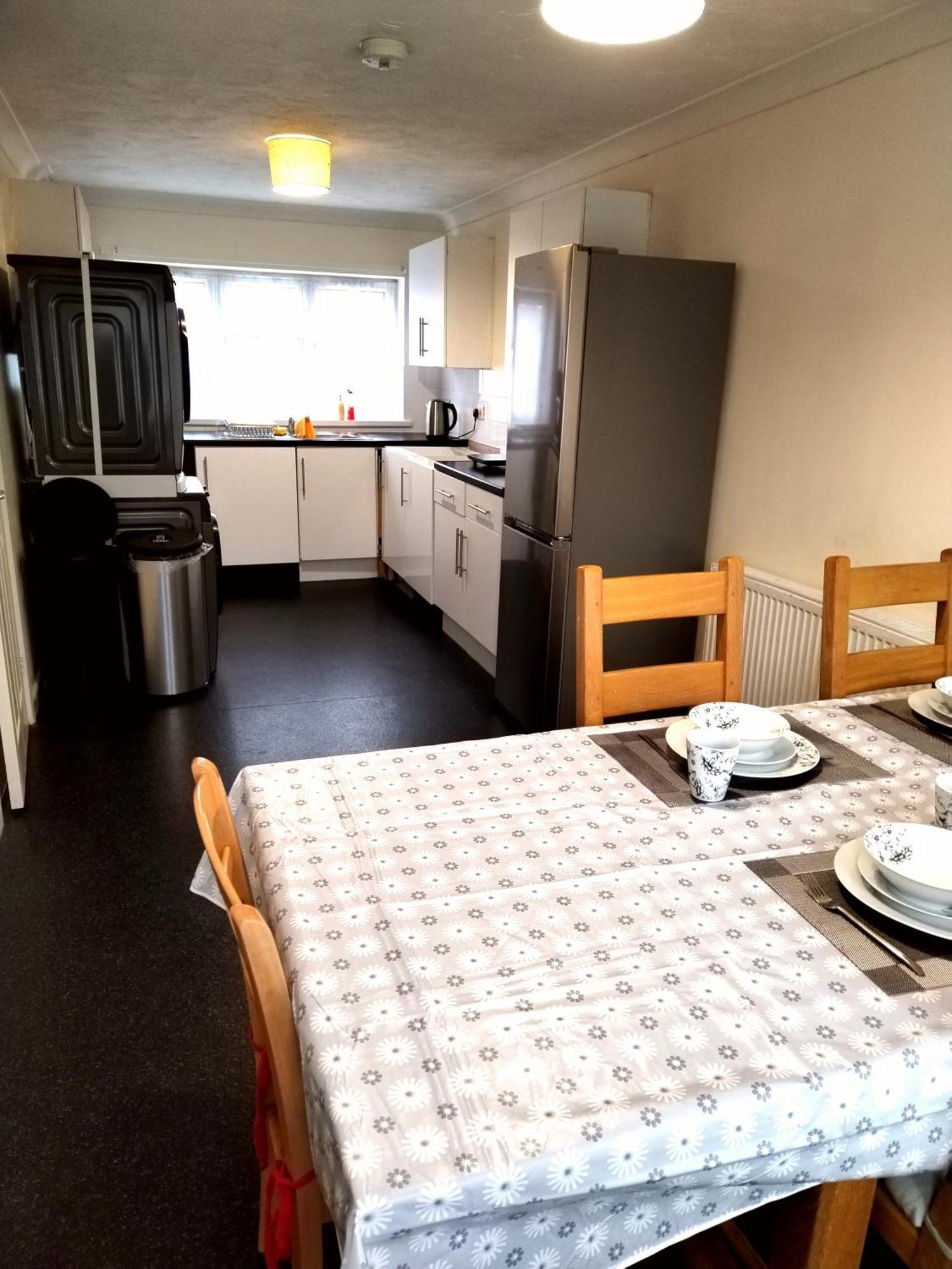 3br House In Convenient Location-ample Parking *